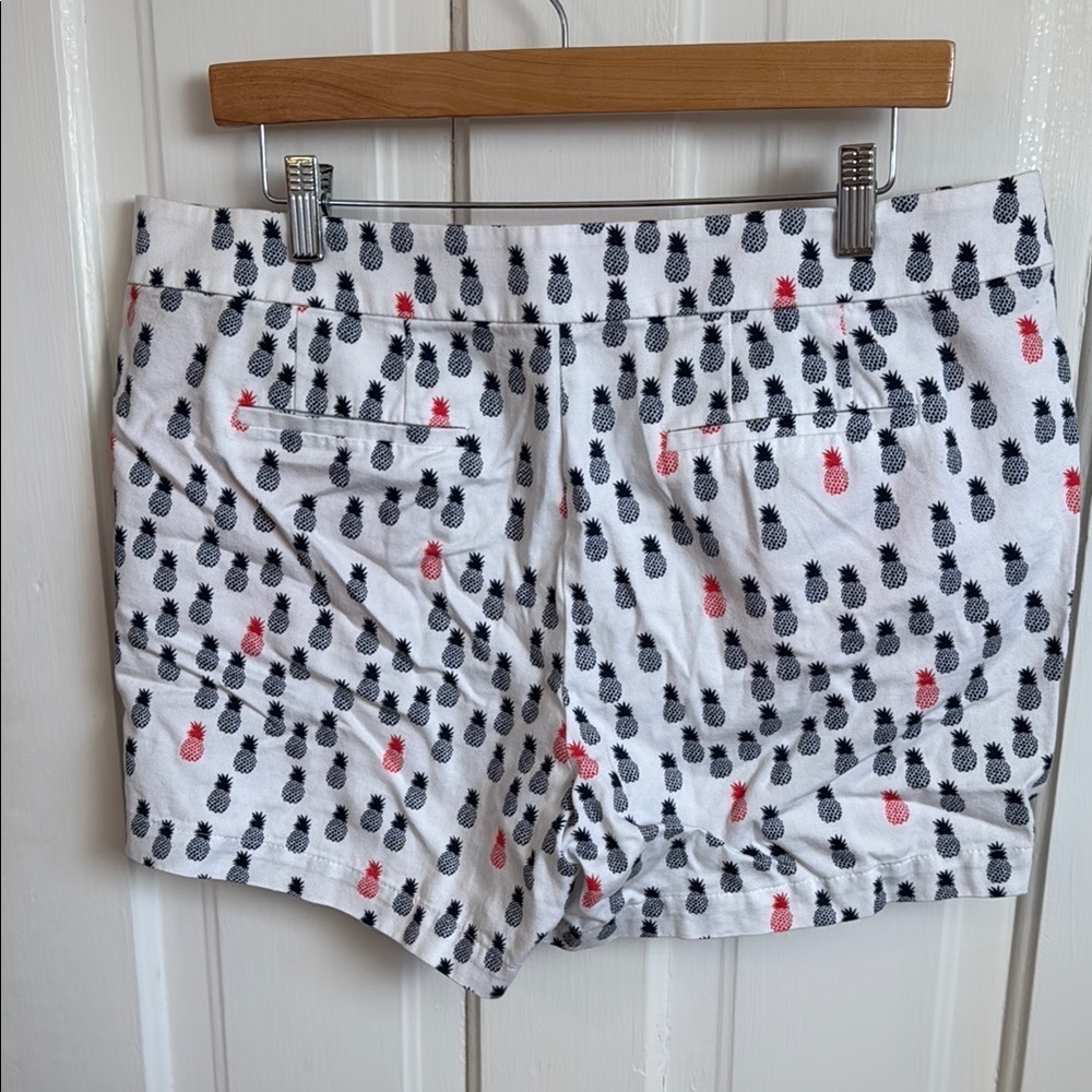 J Crew // Pineapple 🍍 Print Women's Shorts - White and Black - Picture 2 of 3